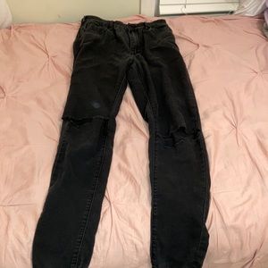 Black bullhead jeans with rips